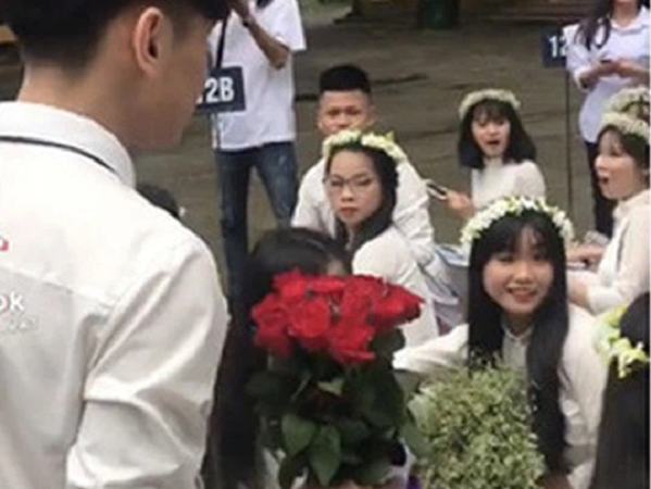 Nam sinh tỏ tình công khai giữa sân trường, bất ngờ lại đến từ tiếng hét của 'người thứ ba', chỉ 5 từ mà nghe rõ đau lòng