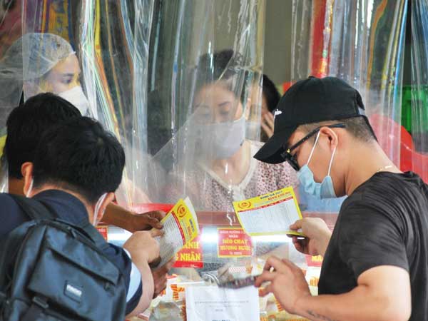 Người Hà Nội xếp hàng mua bánh Trung thu ở làng nghề bánh mứt kẹo truyền thống