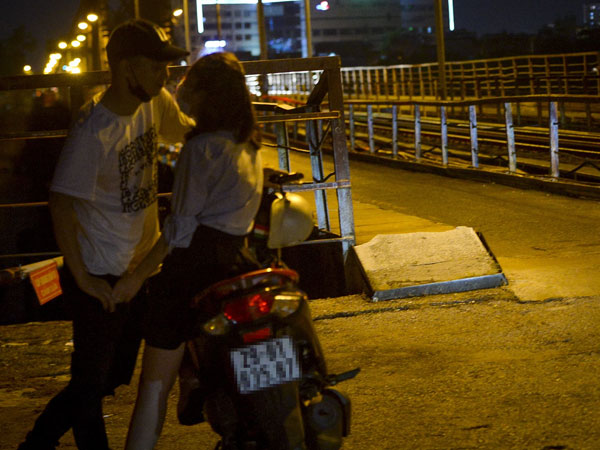 Hà Nội: 'Nam thanh nữ tú' thản nhiên lên cầu Long Biên tâm sự, chụp ảnh, hóng mát bất chấp giãn cách xã hội