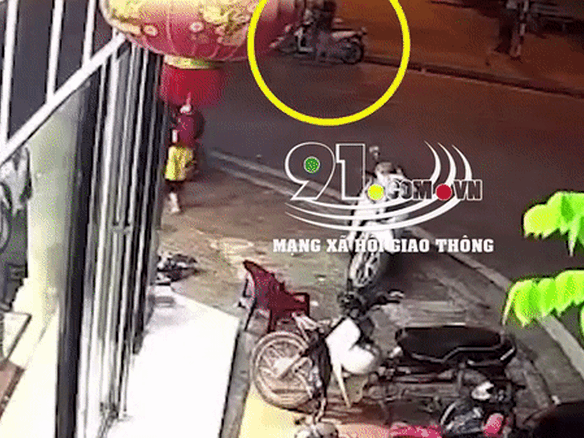 Em bé bất ngờ tụt khỏi xe máy khi đang ngồi cùng bố mẹ, chạy băng qua đường và khoảnh khắc kinh hoàng ngay sau đó