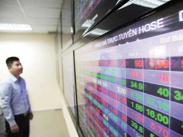 Vượt 1.350 điểm, chứng khoán đứng trước cơ hội về vùng đỉnh cũ?