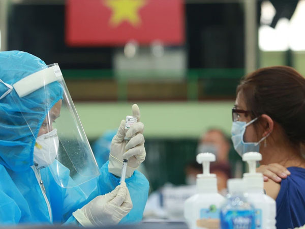 Nữ giáo viên tiêm 2 mũi vắc xin phòng Covid-19 trong vòng 10 phút: 'Tôi định tiêm 4 bàn 4 mũi'
