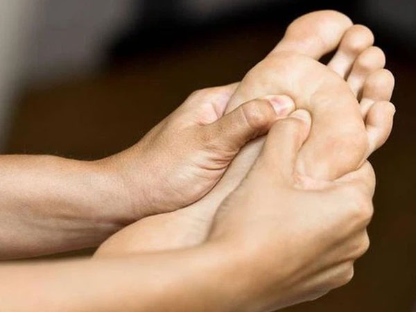 Nhìn bàn chân đoán bệnh: Có 4 điểm bất thường trên bàn chân, cần đi khám thận khẩn cấp