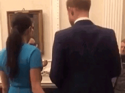 Đâu chỉ núp bóng vợ trên bìa tạp chí, Harry cũng không ít lần bị Meghan lấn át, 'điều khiển' công khai