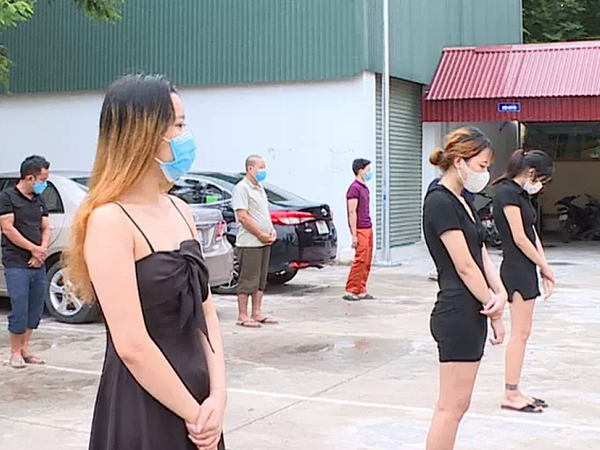 Nhóm cô gái váy ngắn và 2 dây đi hát karaoke cùng các nam thanh niên trong dịch Covid-19
