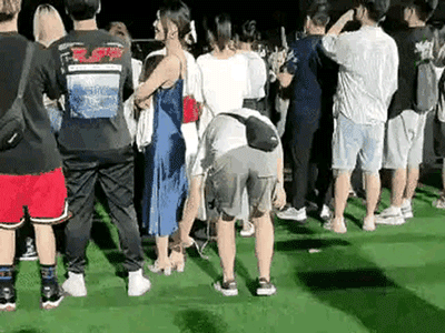 Nam sinh năm nhất đi nhập học giở trò biến thái chụp lén váy bạn nữ,  phản ứng của người bố khiến ai cũng xót xa