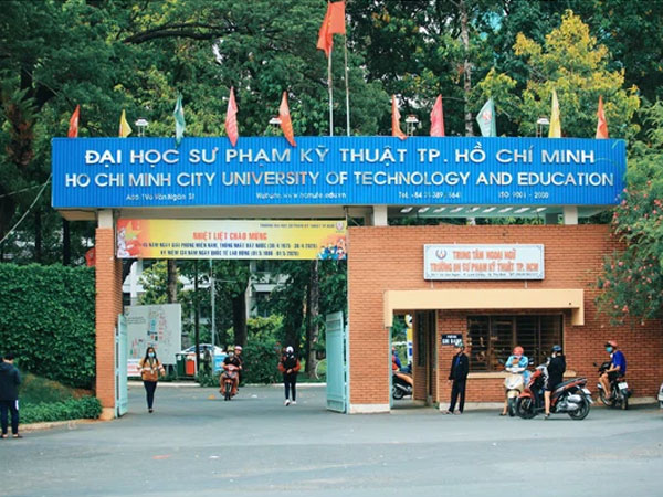 Thầy giáo 'đuổi sinh viên khỏi lớp học online vì nhờ giảng lại do trời mưa' chính thức xin lỗi