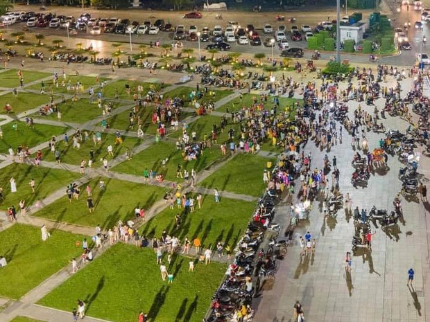 'Biển người' Quảng Ninh chen chân đổ về quảng trường đón Tết trung thu sớm dịp cuối tuần