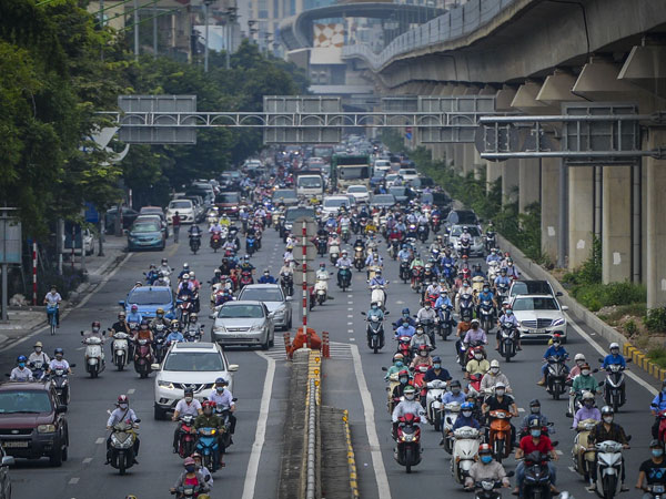 Ngày cuối giãn cách xã hội đợt 4, nhiều tuyến phố Hà Nội xe cộ tấp nập