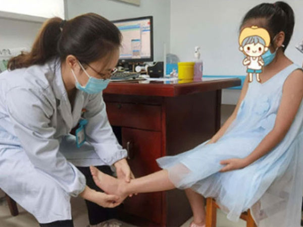 Bé gái 13 tuổi bị viêm khớp nặng do mẹ ép nhảy dây 3.000 cái/ngày, muốn bảo vệ xương cho con cha mẹ cũng cần tránh cho con ăn 2 thực phẩm