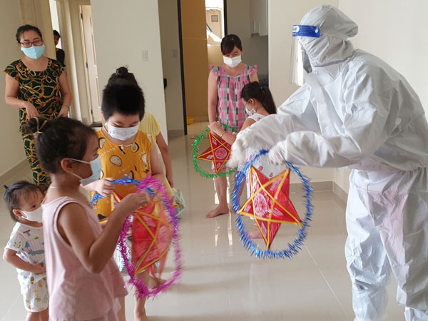 Các bé F0 đón Trung thu trong bệnh viện dã chiến