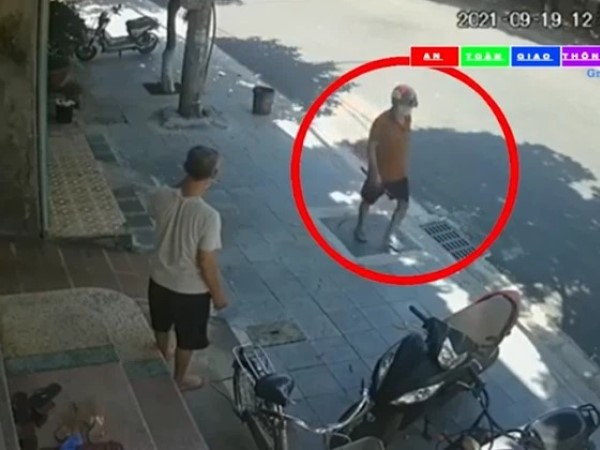 Camera an ninh ghi lại cảnh một đối tượng cầm dao, đi bộ rời khỏi hiện trường người phụ nữ gục chết trước cửa nhà