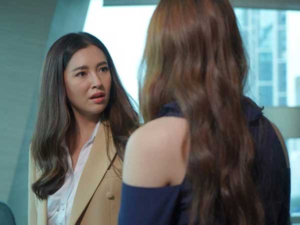Đang giàn giụa nước mắt trước mặt bố mẹ chồng, thấy tôi bực tức bỏ ra khỏi phòng, chị dâu liền nở một nụ cười đắc thắng