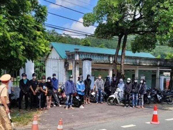 Vĩnh Phúc: Bắt giữ nhóm thanh niên 'làm xiếc' trên đường ở Tam Đảo