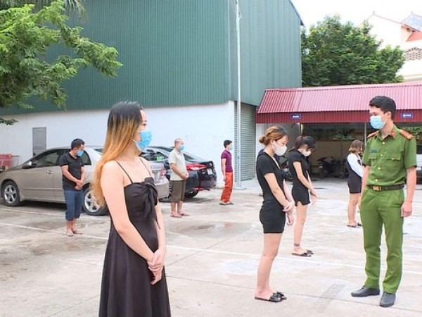 Bất chấp lệnh cấm, nhiều nam nữ vẫn tụ tập thư giãn trong quán hát
