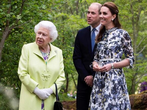 Nữ hoàng từng trêu đùa cách ăn mặc của vợ chồng William - Kate