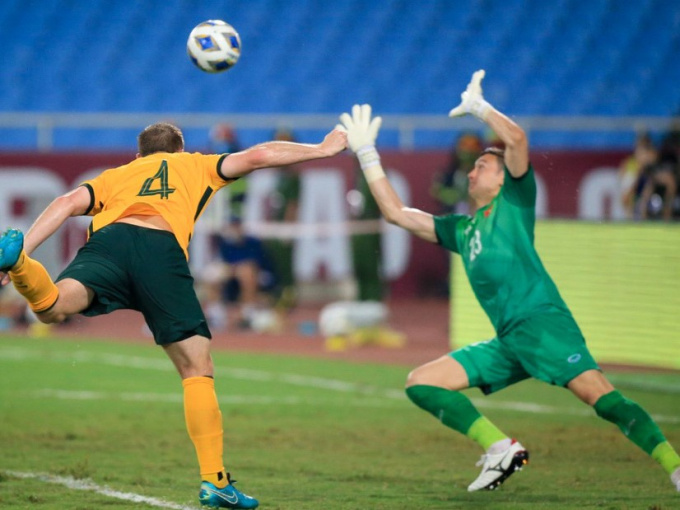 NÓNG: Văn Lâm nghỉ 4 tháng vì chấn thương vai, lỡ cơ hội dự AFF Cup 2021