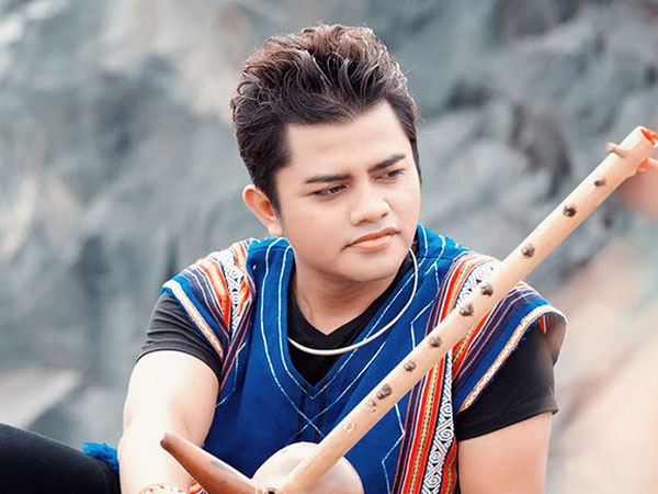Ca sĩ Y Jang Tuyn qua đời vì Covid-19, vợ và 2 con từng là F0