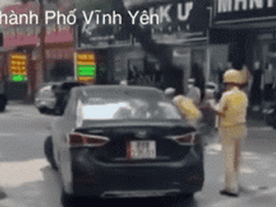 Bị yêu cầu xuống xe, tài xế ô tô không chấp hành, cố tình đạp ga tông ngã CSGT rồi bỏ chạy