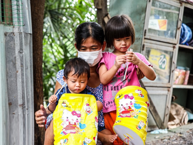Chồng mất khi đang mang thai, vợ ôm 3 đứa con khát sữa trong túp lều dột nát: 'Tụi nhỏ cứ hỏi cha con đi đâu rồi'