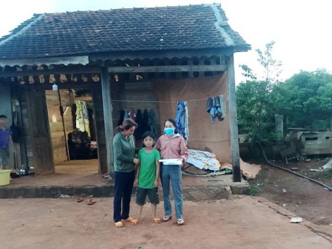 Trường chi sai tiền tỷ, giáo viên 'khóc mếu' vì bị giao đi đòi