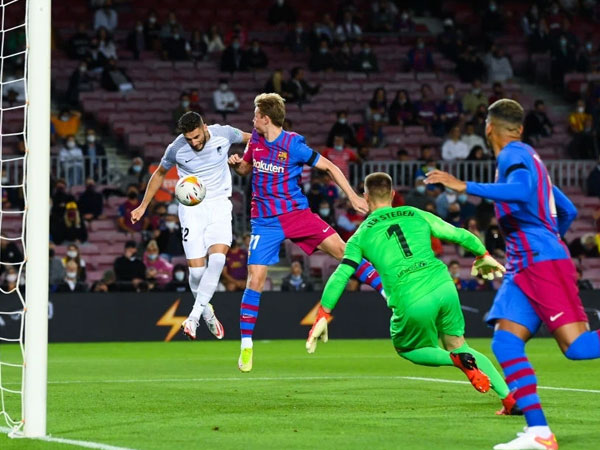 Bầu trời đen kịt bủa vây Camp Nou, Barcelona lại gây thất vọng tràn trề