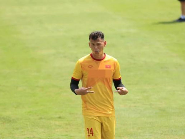 Được gọi là người nổi tiếng, thủ môn Bùi Tấn Trường lên tiếng: 'Làm ơn đừng dán những thứ đấy lên người tui'