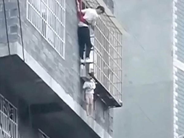 Giải cứu bé gái bị kẹt cổ ngoài khung sắt chung cư khi bà vắng nhà
