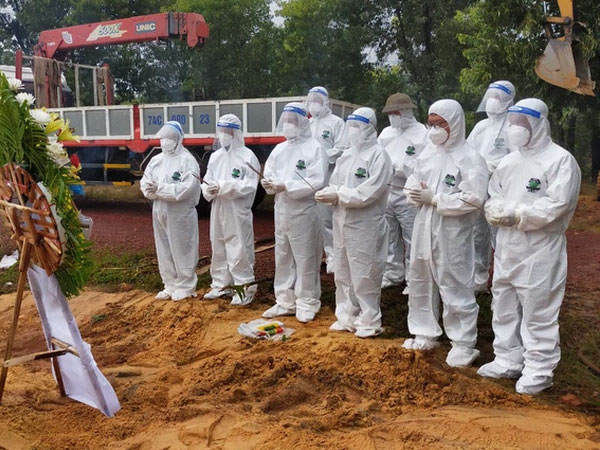 Vụ lãnh đạo xã phải khiêng người tử vong vì Covid-19 đi chôn: 'Đây là tình huống hy hữu, bất ngờ'