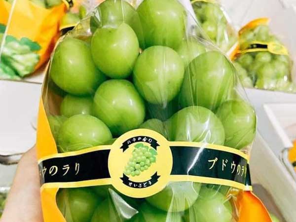 Nho sữa hàng Tàu đổ về chợ, giá rẻ chưa từng có