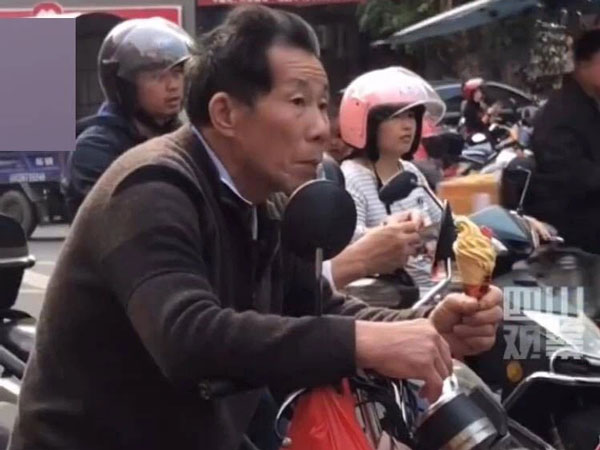 Xúc động hình ảnh ông lái xe máy đón cháu tan học, nhìn thứ ông cầm trong tay mà ai cũng rưng rưng nước mắt
