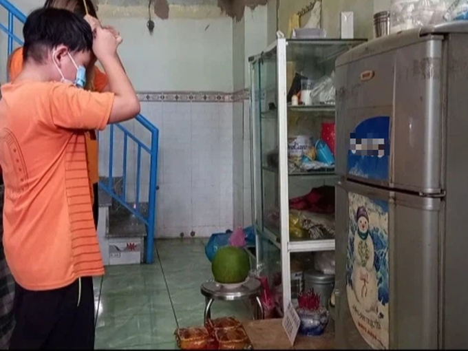 Hai chị em mất cha mẹ vì Covid-19, tạm lấy bàn học làm bàn thờ: 'Trung thu này em chẳng còn ba mẹ cắt bánh cùng'