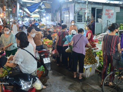 Ảnh: Hà Nội vừa nới lỏng giãn cách xã hội, người dân ra đường từ tờ mờ sáng, chợ dân sinh tấp nập người mua kẻ bán