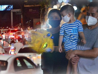 Hà Nội đêm Trung thu: Biển người ngắm nhau qua lớp khẩu trang, phố cổ buồn hẳn vì thiếu không khí dân chơi xập xình