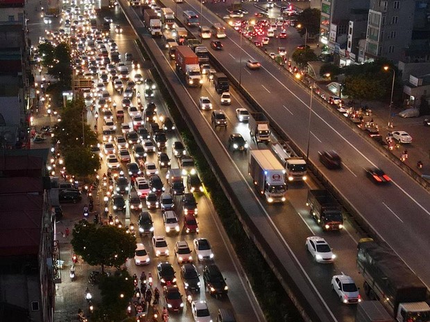 Ảnh: Nhiều tuyến đường Hà Nội tắc cứng giờ tan tầm trong ngày đầu mở lại nhiều dịch vụ
