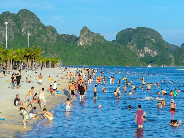 Tắm biển, du lịch, ra khơi sau tháng ngày dài chống dịch Covid-19