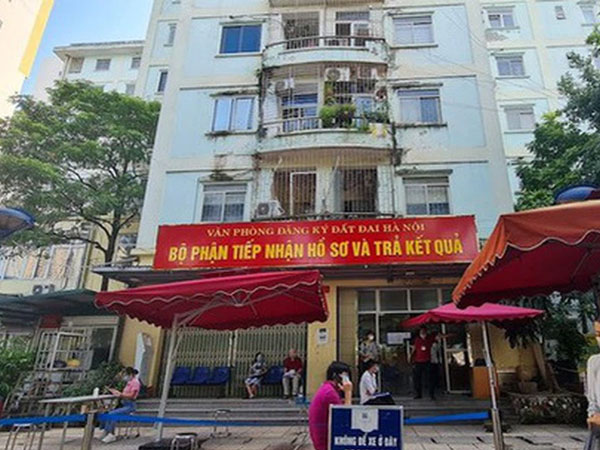 Hình ảnh dân Hà Nội đổ xô làm thủ tục nhà đất ngày đầu nới giãn cách
