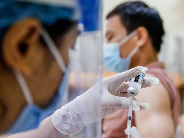 Sốt hay không sốt sau tiêm phòng Covid-19 mới tốt?