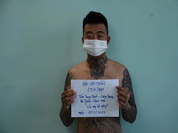 Bắt nhóm thanh niên xăm trổ cho vay nặng lãi 360%, 'núp bóng' cửa hàng ăn uống