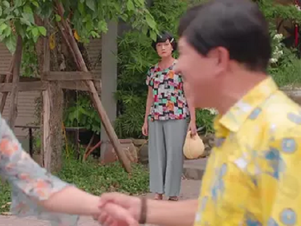11 tháng 5 ngày tập 25: Bà Vân chết lặng bắt gặp ông Tiến bày tỏ tình cảm với cô Hoan