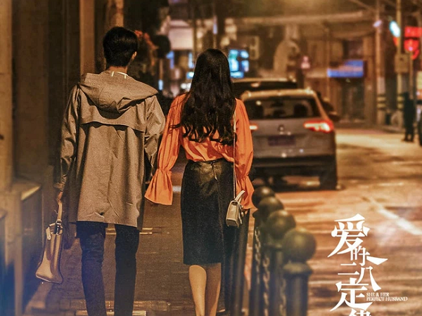 Dương Mịch lộ cảnh tình tứ đi bên Hứa Khải, chỉ nhìn sau lưng vẫn được khen nức nở vì dáng quá đẹp