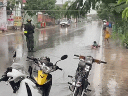 Ra giữa đường tắm mưa, đối tượng khiến CSCĐ 'bất lực' đứng nhìn không thể xử phạt