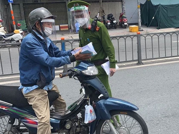 TP.HCM: Đề xuất cho cán bộ, công chức tiêm 2 mũi vắc xin được đi làm trong 2 khung giờ không cần giấy đi đường