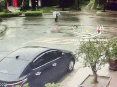 Video: Chứng kiến vụ tai nạn, hai xe máy thản nhiên đi qua bỏ mặc nạn nhân nằm bất tỉnh giữa trời mưa