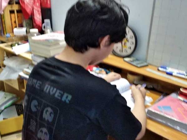 Gặp thủ khoa Đại học Y có mẹ làm tạp vụ xin ứng tiền công ty và cái kết gây bão MXH: 'Mình đã từng rất tự ti về công việc của mẹ'