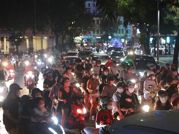 Những người 'xả hơi' đêm Trung thu ở Hà Nội cần tự theo dõi sức khoẻ