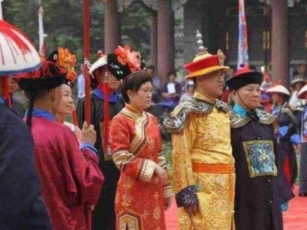 Chuyện về hậu duệ hoàng tộc Ái Tân Giác La nhà Thanh: Sống xa xỉ như vua chúa thời xưa, hành động bái lễ 6 năm trước gây tranh cãi