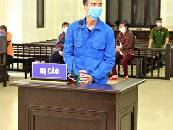 Can ngăn hàng xóm ẩu đả bất thành, thanh niên cầm dao đâm bạn nhậu