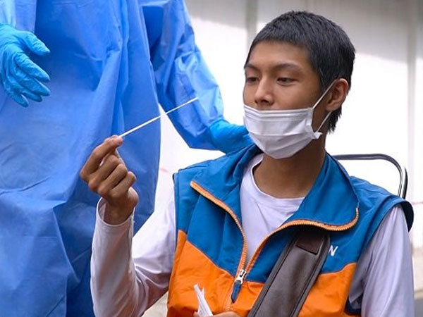 TP.HCM: Dân bất ngờ vì tự lấy mẫu test nhanh Covid-19 ở chốt kiểm soát