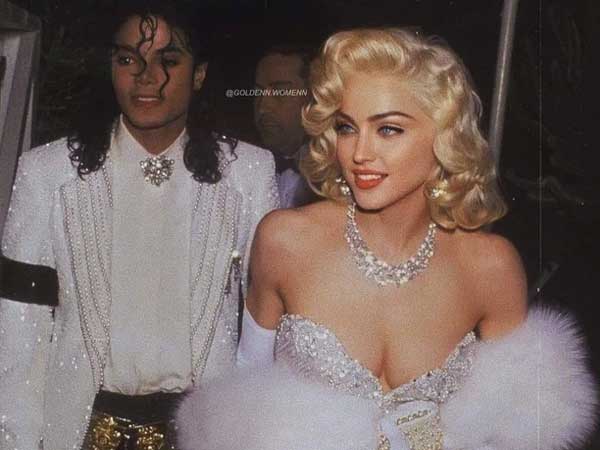 Huyền thoại thảm đỏ Oscar: Madonna đẹp đến độ kiêu sa vô thực, vòng 1 ngồn ngộn ngộp thở lu mờ 'ông hoàng' Michael Jackson